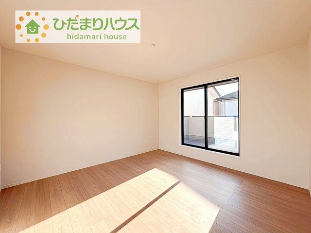 広めの主寝室は、ベッドの他にもパソコンデスクやドレッサーなども置けちゃいます(*^-^*)