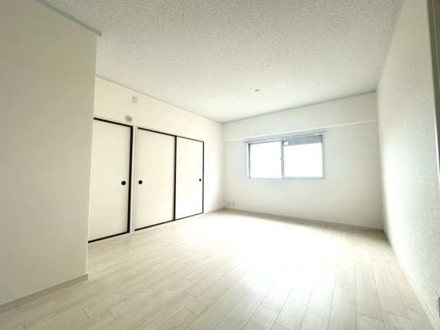 約10.5帖のLDKです。窓から9階からの眺望をお楽しみいただきます。