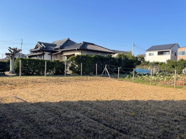 敷地77.13坪！！　プライバシーが守られる旗竿地♪　車の音や通行人を気にすることなく静かに暮らせます。　建築条件はありません。　お好みのプランで建築していただけます！　多彩なプランご提案いたします♪