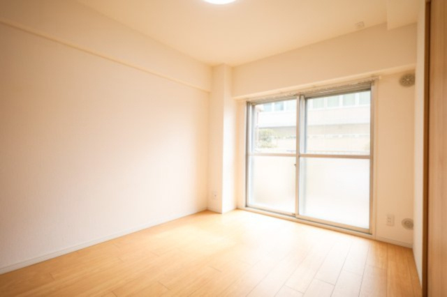 【南側洋室約6.0帖】洋室（窓側）　窓が大きく開放感のあるお部屋です。明るい日差しがお部屋の奥まで届き、日中は照明がいらないほど快適に過ごせます！