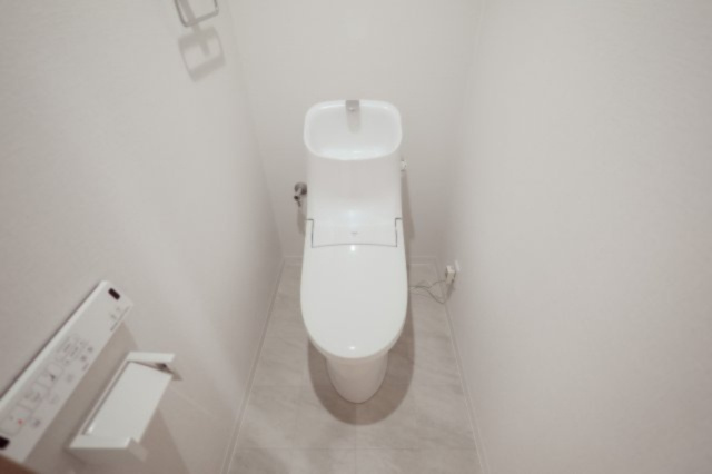 【トイレ】トイレ　白を基調とした清潔感のあるトイレ空間です。お手入れがしやすく、毎日いつでも気持ちよくお使いいただけます！