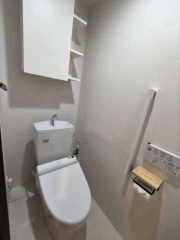 ウォシュレットはもちろんですがしっかりと収納があるのもうれしいポイントです。横から入るトイレですのでお子様のトイレトレーニングから将来的な介護までやりやすさがうれしいポイントです。