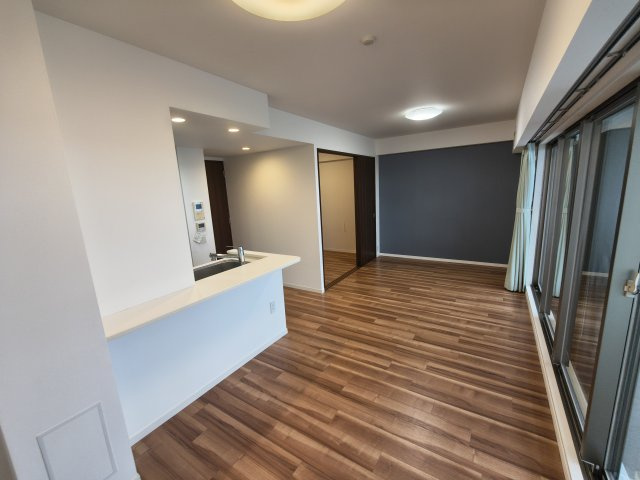 窓面に広がるLDKは15帖超の広々空間。さらにその奥のお部屋はお子様の居室にはもちろん、お子様のお昼寝スペースや遊び場、在宅時のワークスペース、洗濯物の避難所まで多種多様に使っていただけます。