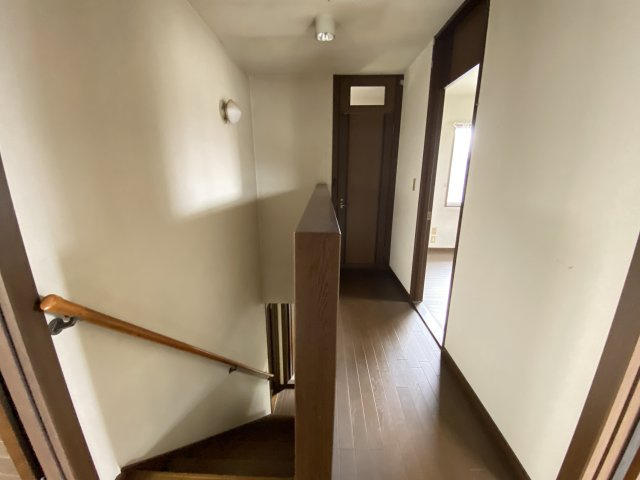 2階の廊下は、各部屋への動線がコンパクトにまとまった使いやすい設計。手すり付きの階段が接続しており、上下階の移動も安心です。十分な幅が確保されており、落ち着いた雰囲気の中で日常の移動が快適に行えます。