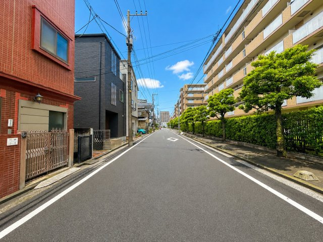 近隣には小学校・病院・スーパーが集まり、生活のしやすい環境