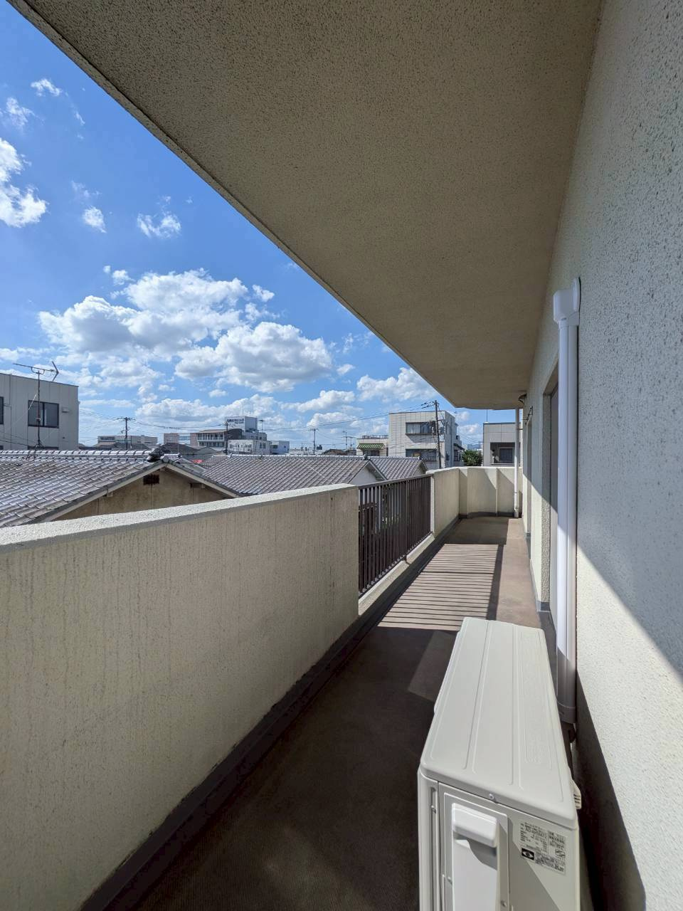 角住戸の西側バルコニー　日当たり良好で洗濯物もたくさん干せますね