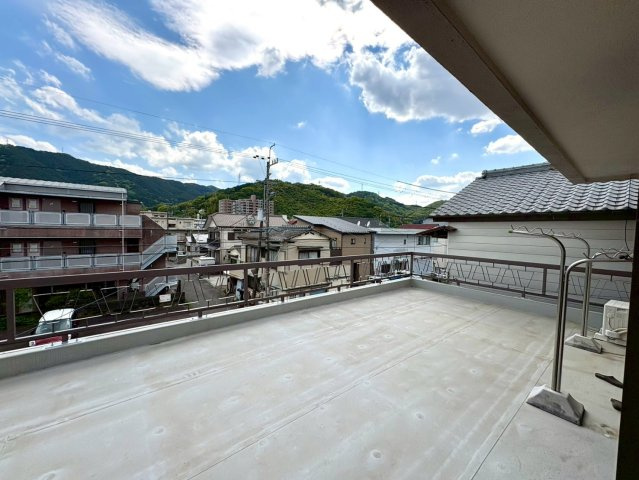広々としたバルコニーがあります。多目的に使用できます。人工芝やウッドデッキパネルを敷いてセカンドリビングもおすすめです。