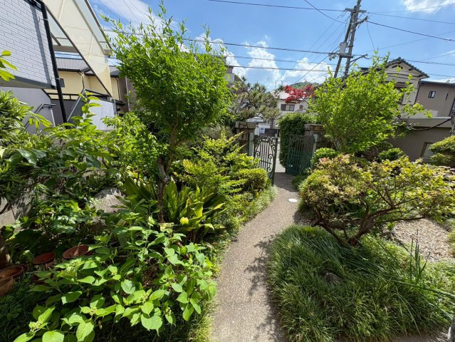 門から玄関へのアプローチ。季節のお花を植えたりお好きにガーデニングはいかがでしょうか