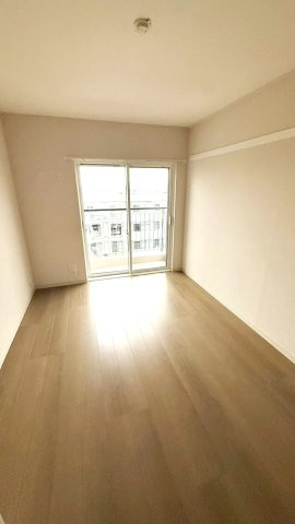 北側6帖洋室はバルコニー付きなので窓も大きく明るいお部屋です