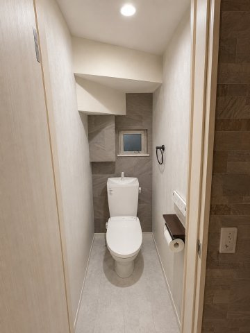 トイレ本体リフォーム済み、ウォシュレット自動開閉自動洗浄ライトつき、クロス張り替え床CF張替、背面アクセントクロスに仕上がっております
