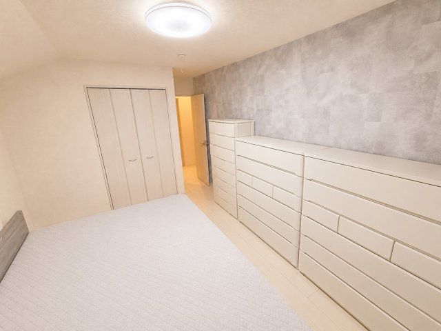 寝室になっております。アクセントクロスで仕上がっております