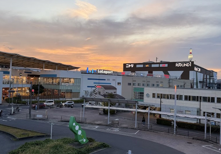 新三郷駅、ららぽーと