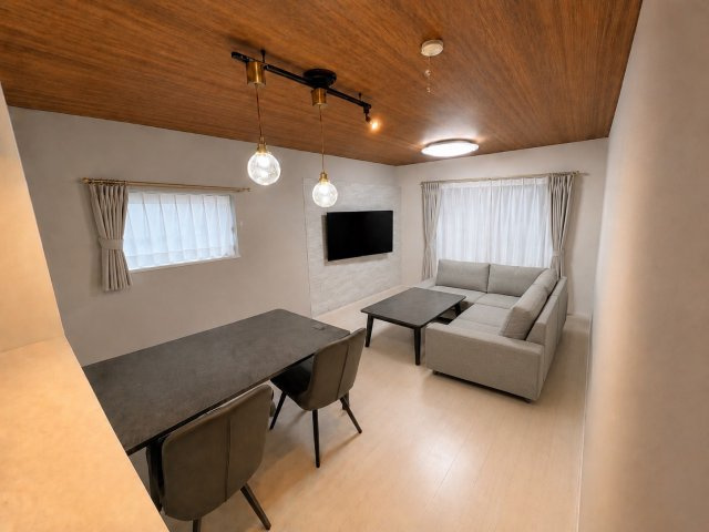 壁掛けTVに背面はエコカラット、天井はモダンな木目調になっております