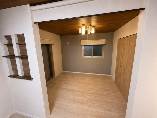 リビング横の和洋変更済みのお部屋は壁面ニッチも両側にあり押入れもWICに変更になっております