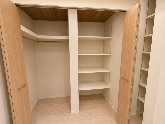 リビング横の和洋変更済みのお部屋は押入れもWICに変更　左側L型枕棚＋HPセット、右側可動棚、小さな小物を収納する棚も右側にございます
