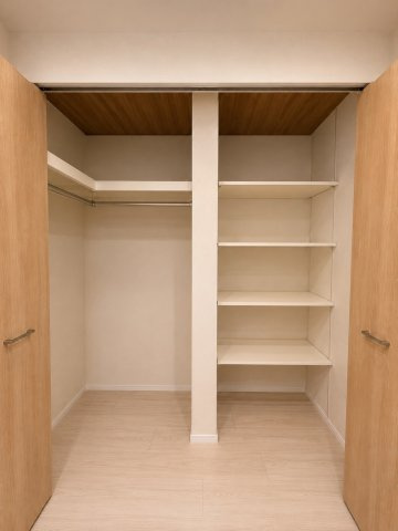 リビング横の和洋変更済みのお部屋は押入れもWICに変更　左側L型枕棚＋HPセット、右側可動棚、小さな小物を収納する棚も右側にございます