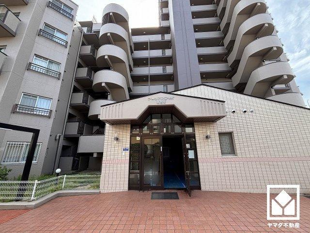 広々とした明るいエントランス。定期的な清掃・管理体制が整っており、帰宅時や来客時にも気持ちの良い空間です。