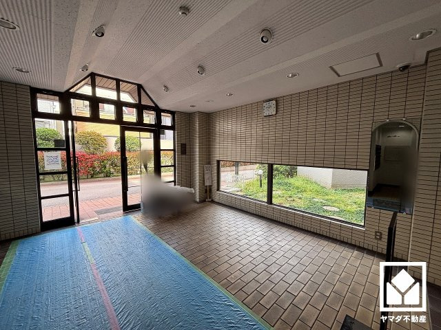 開放的で落ち着いたロビーが、心を癒すひとときを演出。くつろぎと気品が共存する、快適な住まい。