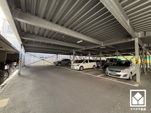 敷地内に駐車場を設置（月額10000円）。重い荷物や雨の日の移動もスムーズで、快適なカーライフを実現。空き状況等の詳細は弊社スタッフまでお気軽にお問い合わせください。
