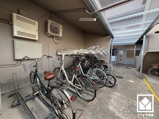 敷地内にサイクルラック付きの駐輪場を設置。スッキリ整理されて、自転車同士が接触・転倒しにくい設計です。