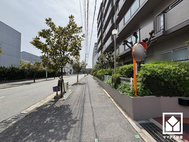 敷地内に屋根付きのバイク置場も備えています。雨や日差しの影響を受けにくく、大切なお乗り物の保管にも便利です。