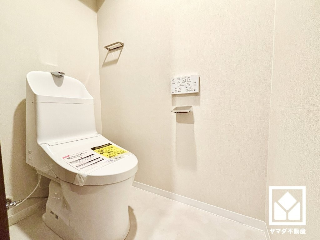 明るく清潔感溢れるトイレです。温水洗浄便座付きで、季節を問わずいつでも温かい便座をお使いいただけます。毎日使う場所だからこそ、快適性にも配慮されています。