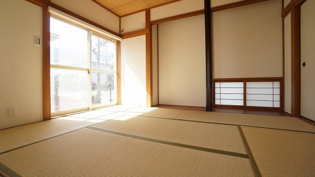 1Ｆの6帖洋室　陽ざしが明るい癒される空間　押し入れつき