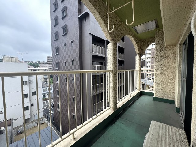 ゆとりあるバルコニーはお洗濯時以外にも趣味スペースとしても使えて使い勝手が良いです。　晴れた日にはバルコニーで食事やお茶するのも楽しそうですね。