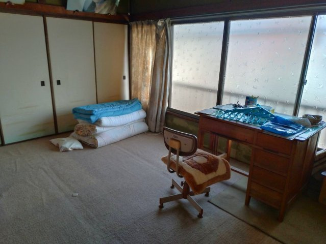 大きな窓から自然光がしっかり入る明るい和室。広さにもゆとりがあり、ベッドやデスクを配置してもゆったりと使える空間。収納も備わっており、居室としてはもちろん書斎や子ども部屋としても活用可能です。