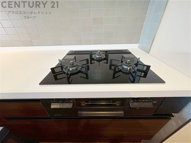多数の調理器具を同時に使用でき、料理の効率化が可能。省エネで節約になり、様々な料理スタイルに適応できます。また、火力調整が独立しており、手入れや掃除もしやすく、今よりもっとお料理が楽しくなるかも。　