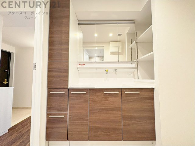 化粧品や洗顔料、歯ブラシなどの必需品をまとめて置ける収納スペースがあり、使用するたびに取り出す手間が省けます。また、水回りのため、濡れても大丈夫な素材が使用されており、お手入れが簡単です。　