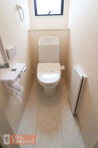 細かな温度調節ができ、清潔・快適に使用できる温水洗浄機能付トイレを採用しています。