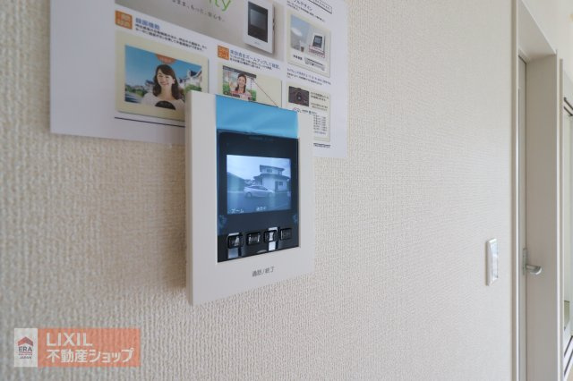 モニター付きインターホンです。玄関まで行かずに訪問者の姿を確認できるだけでなく、防犯にもつながるとても便利なアイテムですね。