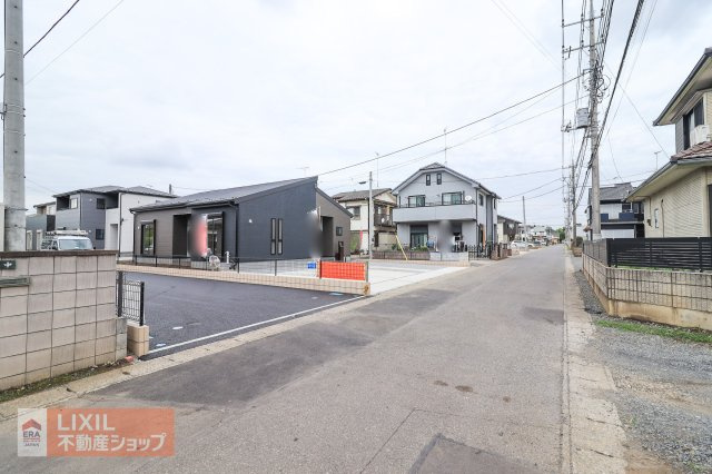前面道路の現地完成写真です。ゆとりのある道幅や楽々駐車など、現地でご確認ください。