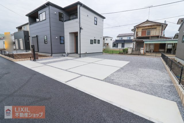 ゆったりとした駐車スペースです。実際のお車の車種とあわせて現地でご確認ください。