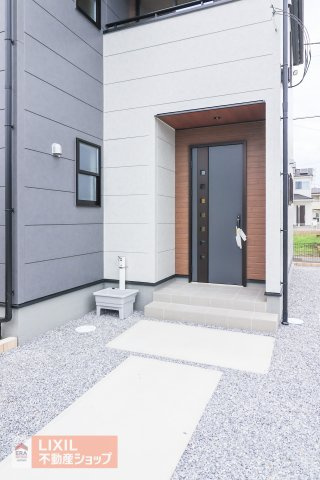無駄な飾りがなく玄関ドアと窓のみでまとめられて印象的なデザインが目を引きます。