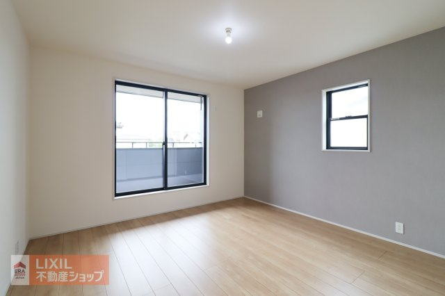 二面採光で太陽光が部屋に入りやすく、日中はとても明るいです。