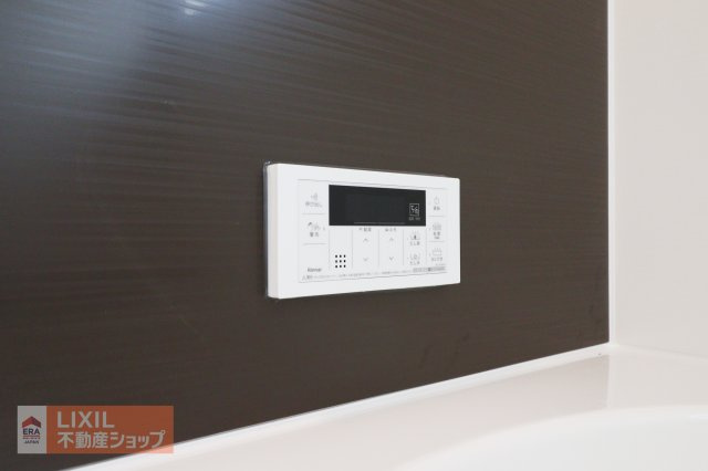 オートバスリモコンです。スイッチ1つで一定量の湯を浴槽に張ったり、保温や追い焚きをすることができるシステムが付いています。浴室以外からでも楽々操作が出来ます♪