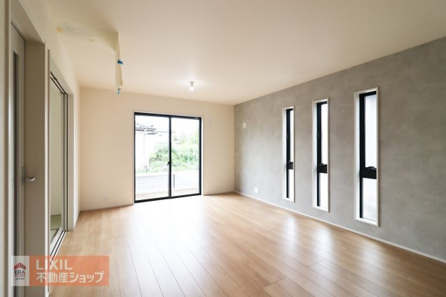 大きな窓から射し込むあたたかな陽光とナチュラルな木目の床やインテリアがやわらかな雰囲気のリビングルームです。