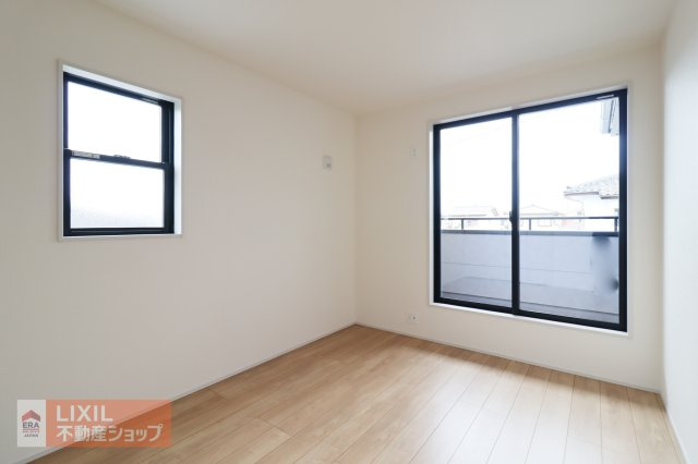 南に面した洋室は陽光ふりそそぐ明るい室内、2面採光で明るい印象の空間で開放感があります。