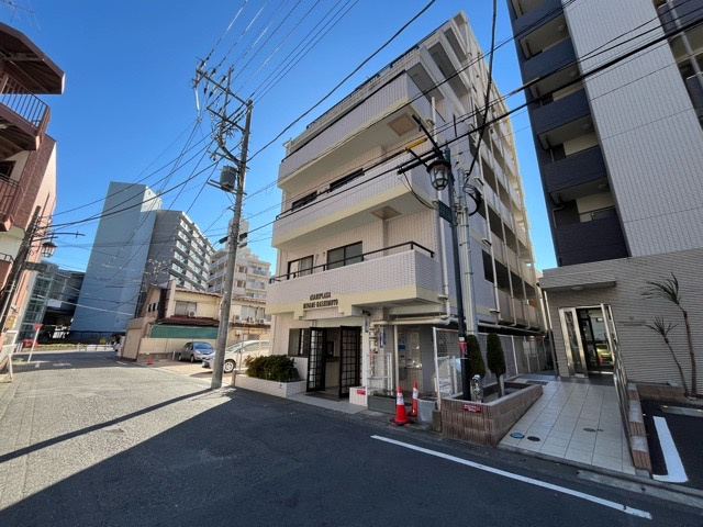 外観はマンション管理がされているかの目安になります。築年数が古いと、壁面は劣化してひび割れが生じることも！建物が古びていても細かいところが修繕されていると、きちんと管理されているなぁと感じるでしょう。