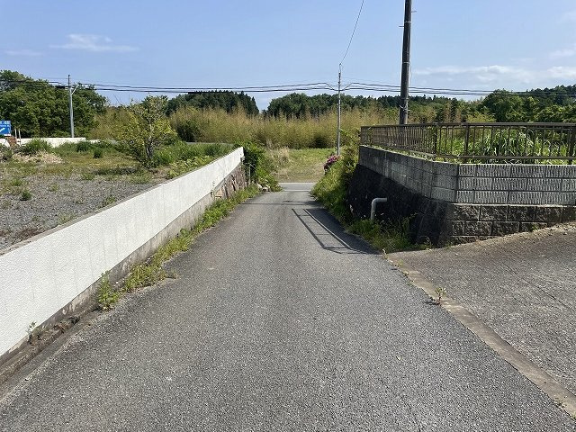 前面道路は2方向ありますがこちらがメインに利用する東側道路（私道で共有名義あり　。）になります。