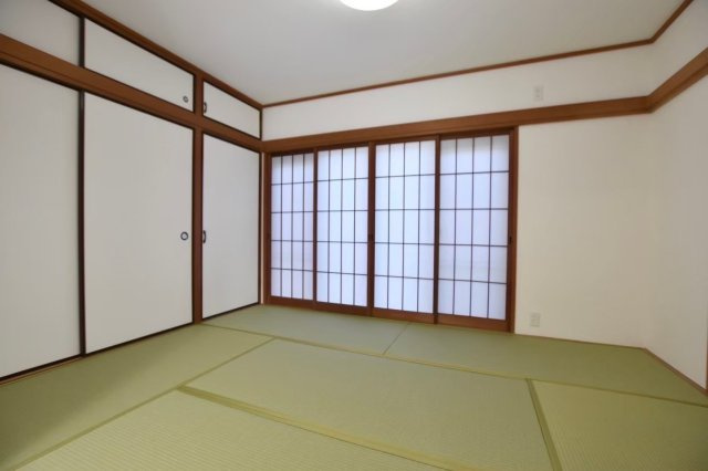 洋室から繋がる、ゆっくりとくつろげる和室です