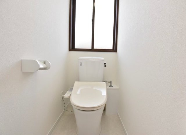 2階の清潔感のあるトイレです