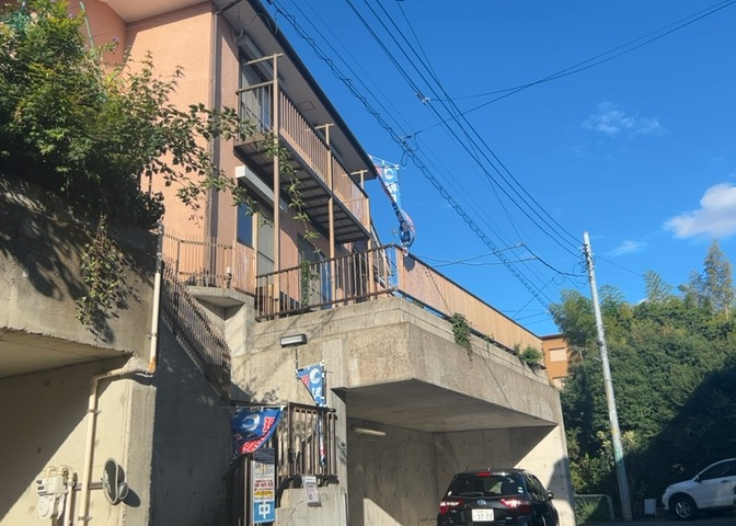 南西側約4.0mの前面道路に面した閑静な住環境です。鶴川第二小学校まで約634m（徒歩8分）と近く、子育て世帯にも暮らしやすいロケーション。周辺の交通量や道の歩きやすさも現地でお確かめください。