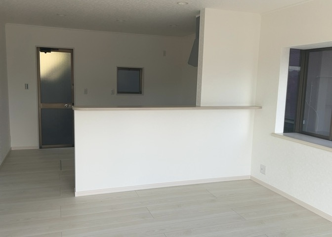 ゆったりとしたダイニングスペース。対面式キッチンに隣接しており、家族の会話を楽しみながら食事の時間を過ごせます。日当り・通風が良く、毎朝心地よい光とともに爽やかな朝食タイムを過ごしていただけます。