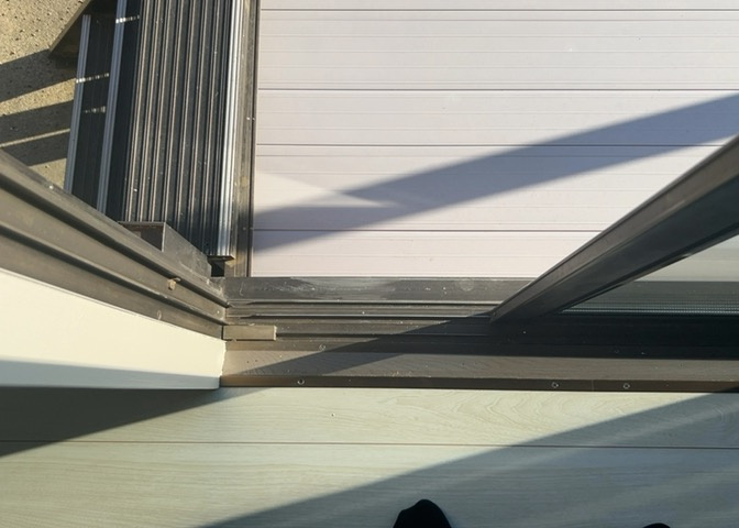 室内はフローリング仕様となっており、日頃のお掃除やお手入れがとても手軽に行えます。清潔感を保ちやすく、様々なインテリアや家具と相性が良いため、好みに合わせた素敵なお部屋づくりを楽しめます。