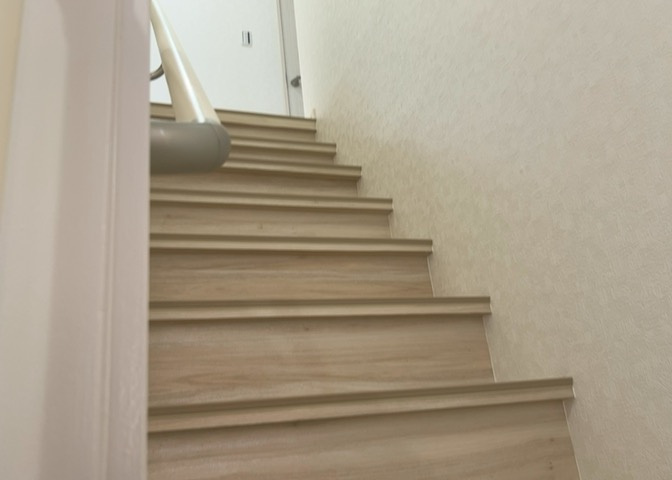 住む方の快適性を考慮した落ち着きある内装デザインです。南西向きの窓から心地よい日差しと風が通り抜け、年間を通して過ごしやすい住空間を実現。こだわりのインテリアで自分好みの空間を演出できます。