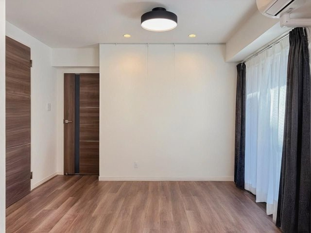 約13.8帖のLDK空間（2023年に大規模リフォーム済みで室内状況良好/家具消しVR画像加工有り）