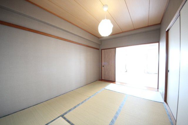 襖を解放するとリビングと一体になる和室